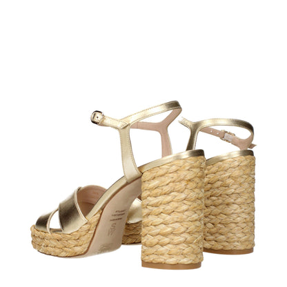 Sandalias de plataforma Stuart Weitzman de cuero dorado