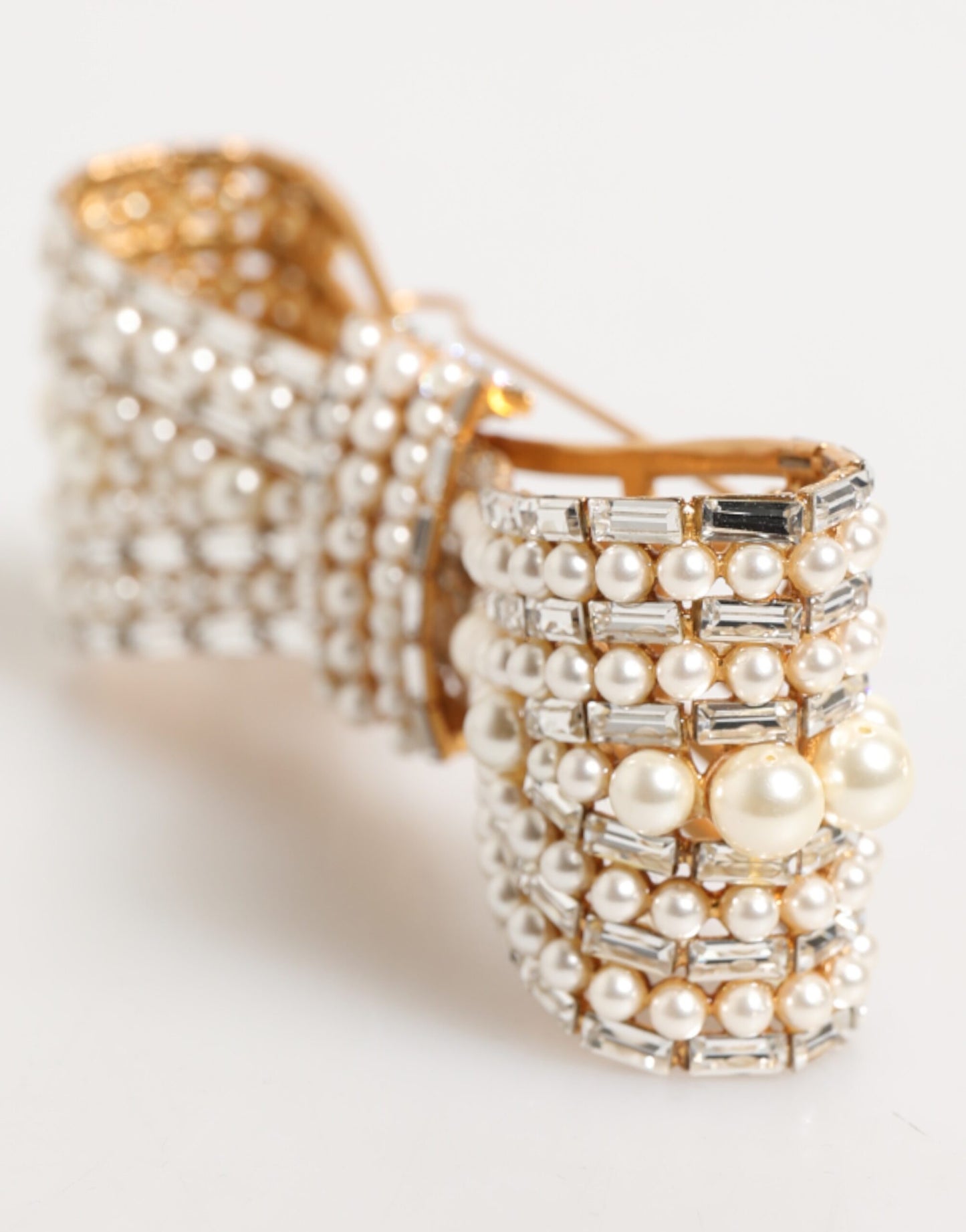 Broche adornado con perlas de imitación, cristal y latón dorado de Dolce & Gabbana