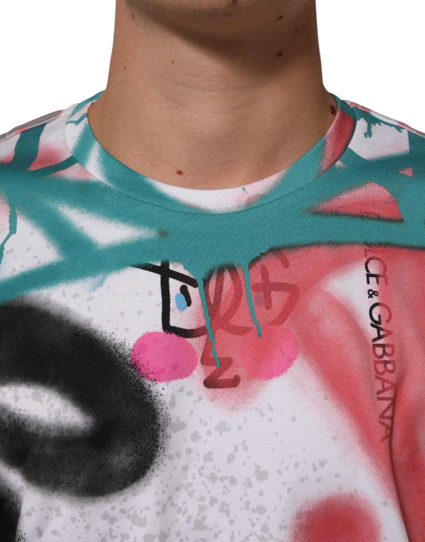 Camiseta de manga corta con cuello redondo y estampado grafiti de Dolce & Gabbana en blanco